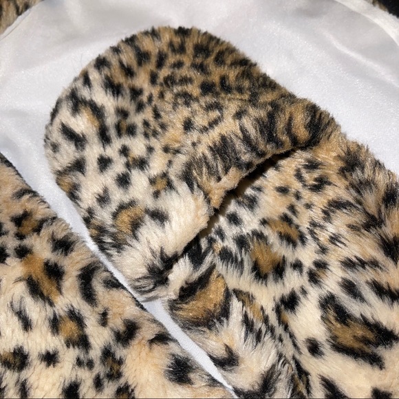 Faux Fur Animal hat with hand pockets - Picture 3 of 6